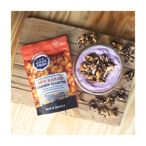 Grappoli di cacao e anacardi balinesi provenienti da Big Tree Farms
