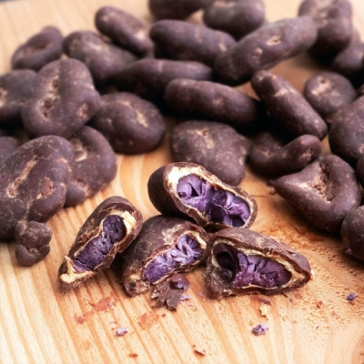 Cocoa beans with pulp and chocolate covered - Queen Beans by goodmoodfood